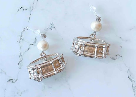 モチーフピアス43 スネアドラム(silver)（イヤリング変更可）