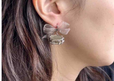 モチーフピアス100 スネアドラムsilver×リボンgray（イヤリング変更可）