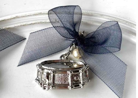 モチーフピアス221 スネアドラムsilver×リボンnavy（イヤリング変更可）