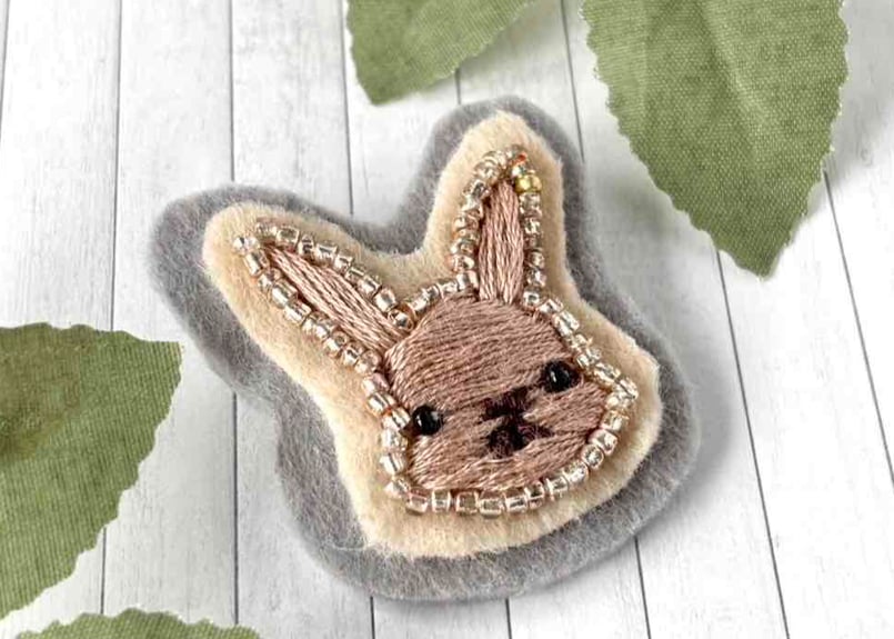 刺繡ブローチ16 うさぎ | on.cloud.9 オンクラウドナイン