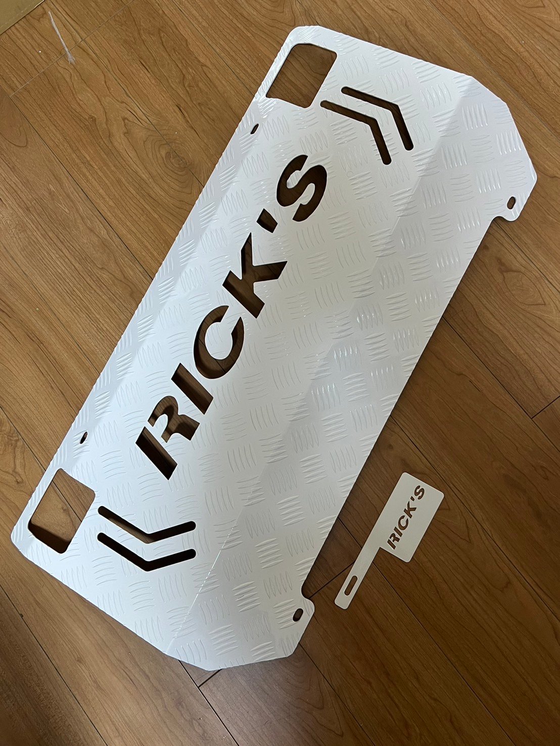 RICK'S スキッドプレート アルミ製ウレタン塗装[ホワイト]For HILUX