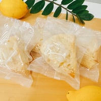 【季節限定・販売期間外】生クリームたっぷりスコーン（国産レモン＆ベルギー産ホワイトチョコ）ｂｙ　米粉入り焼き菓子『WAスコーン』