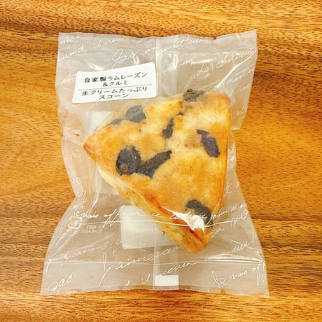 生クリームたっぷりスコーン（自家製ラムレーズン＆クルミ）ｂｙ　米粉入り焼き菓子『WAスコーン』
