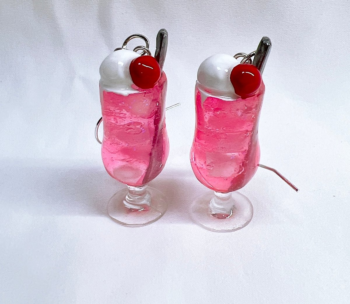 溶けかけたアイスのクリームストロベリーソーダ(ピアスorイヤリング