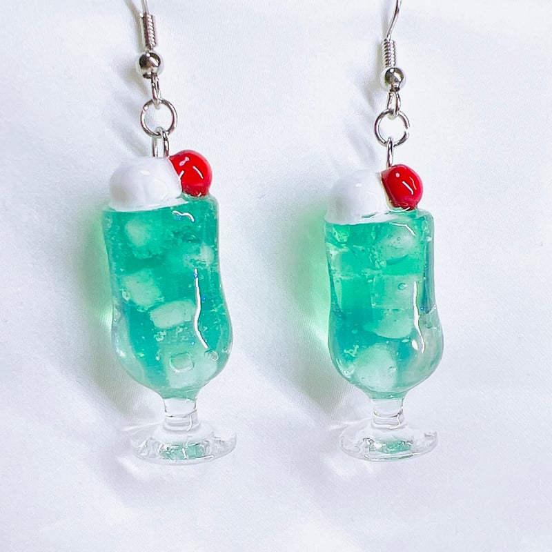 【1232】ボトル型クリームソーダのピアス／イヤリング クリームソーダのピアス/イヤリング | アソビゴコロ×オトメゴコロ