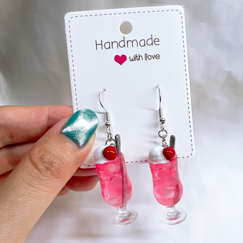 溶けかけたアイスのクリームストロベリーソーダ(ピアスorイヤリング