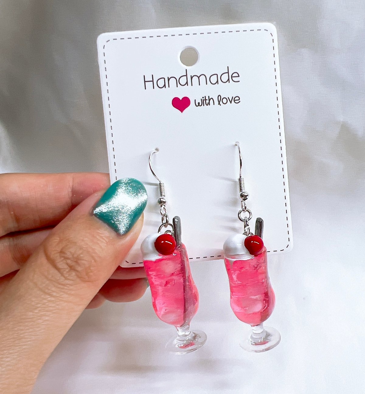 溶けかけたアイスのクリームストロベリーソーダ(ピアスorイヤリング