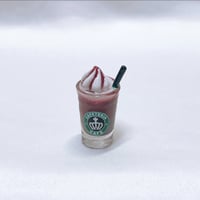 生クリームを乗せたアイスカフェドリンク(2種類のココアラテ)
