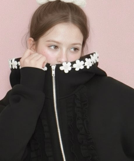 Lillilly 羽の刺繍付きクロップドフーディ LW flower trim ruffle hoodie | Little World