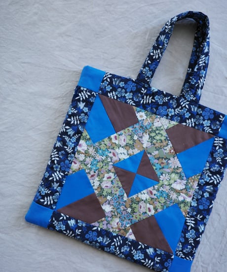 パッチワークの【マット2枚】【バッグ1個】＜いずれかが作れるソーイングキット＞ブルー(LIBERTY FABRICS)