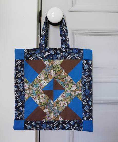 パッチワークの【マット2枚】【バッグ1個】＜いずれかが作れるソーイングキット＞ブルー(LIBERTY FABRICS)