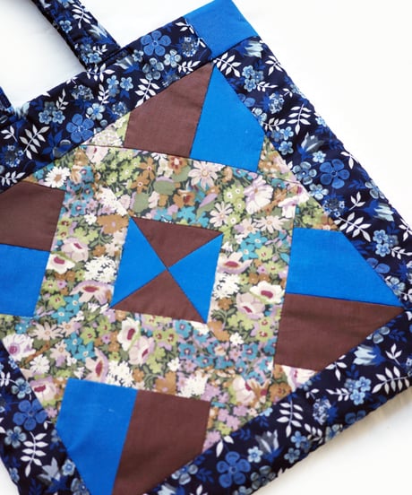 パッチワークの【マット2枚】【バッグ1個】＜いずれかが作れるソーイングキット＞ブルー(LIBERTY FABRICS)