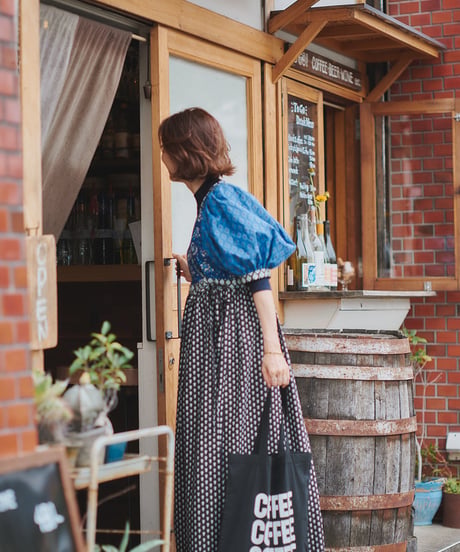 SOULEIADO【ボリューム袖のカシュクールワンピースキット】ブラックブルー