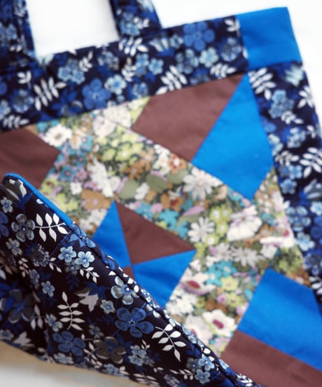 パッチワークの【マット2枚】【バッグ1個】＜いずれかが作れるソーイングキット＞ブルー(LIBERTY FABRICS)