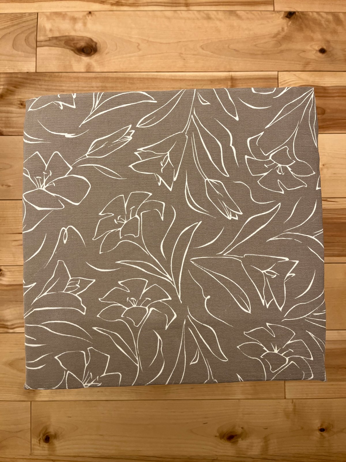 スツール【コーデュロイ/ベージュ/線描き花柄】 スツール【コーデュロイ/ベージュ/線描き花柄】SHIKAKU | SHIKAKU