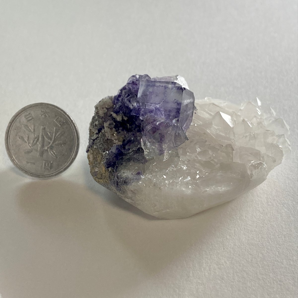 水晶とフローライトの共生！手のひらピッタリサイズの可愛い原石！ 乙女鉱山産水晶 原石 磨き 45.7g｜国産天然石 通販のキラリ石