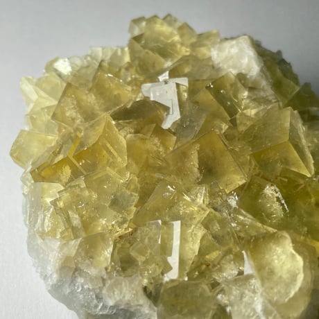 【インド】イエロー フローライト【fl350】 インド】イエロー フローライト【fl350】 見事なカラーチェンジ