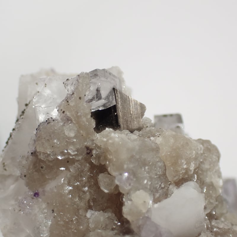 【31g】中国 ヤオガンシャン産 ブルーフローライト on 黒水晶 クラスター 中国 ヤオガンシャン産 フローライト 水晶共生 | 今林商店