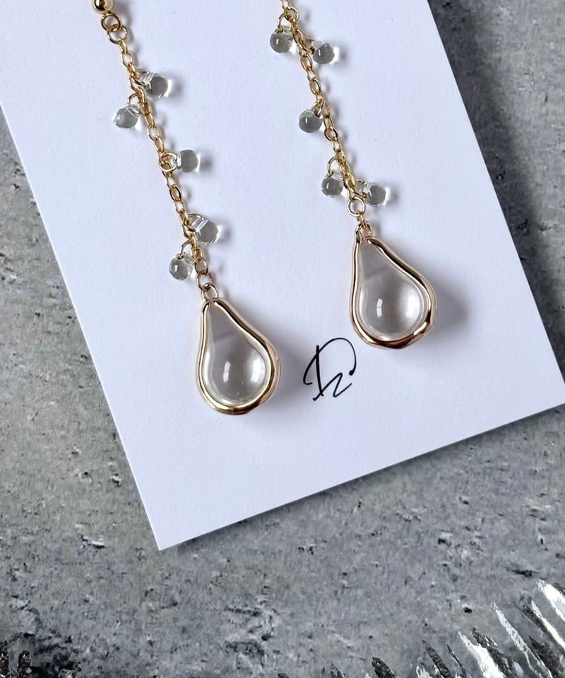 揺れる雫のチェーンピアス/イヤリング(金属アレルギー対応 揺れる雫のチェーンピアス/イヤリング(金属アレルギー対応