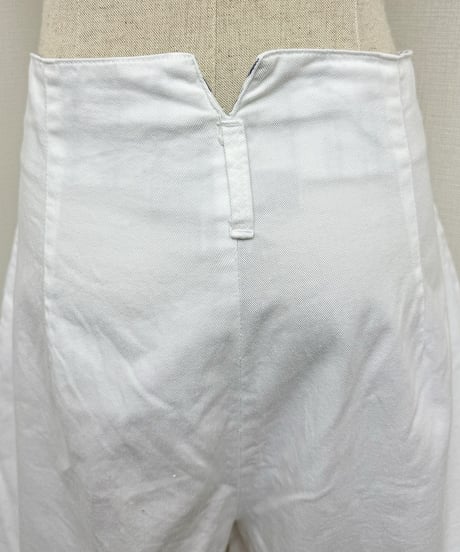 tuck short pants / white