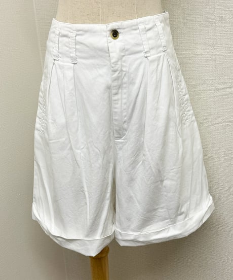 tuck short pants / white