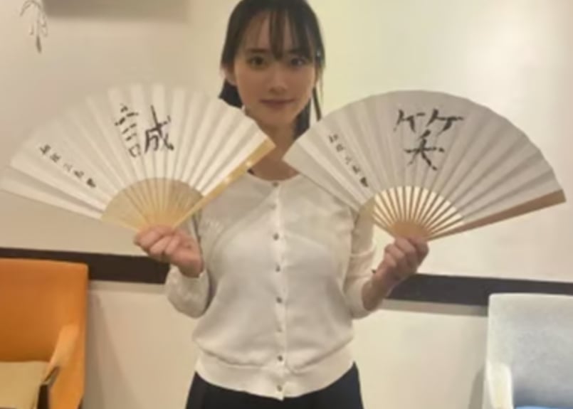 第62期本因坊戦記念　本因坊高尾氏、挑戦者九段依田氏対戦　書道扇子 専用ケース付 2023年 第78期本因坊戦対局記念扇子 | 毎日新聞オンラインストア