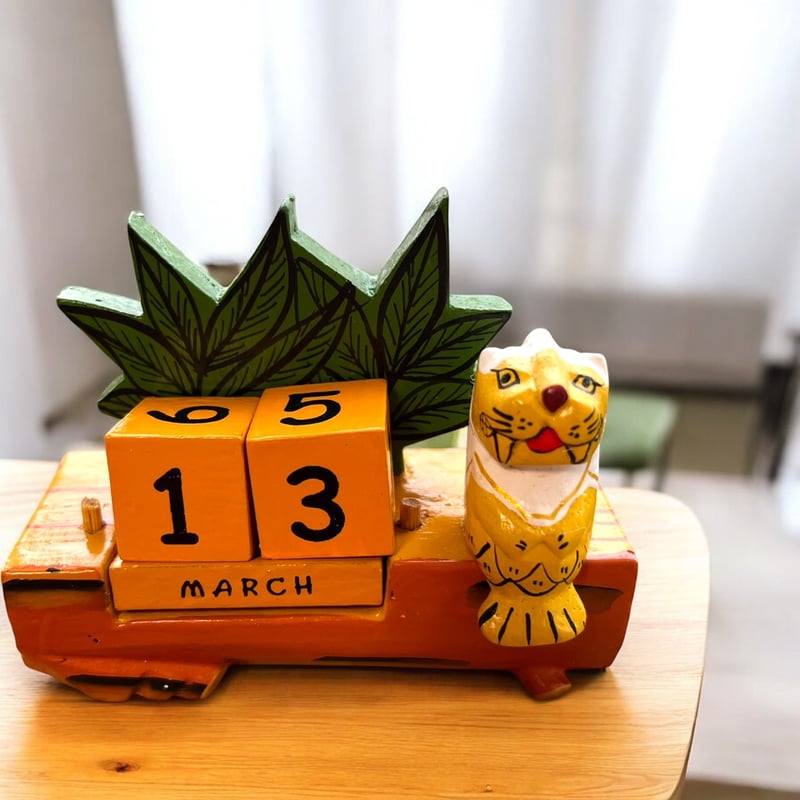 マーライオン木彫りカレンダー | メリッサ雑貨