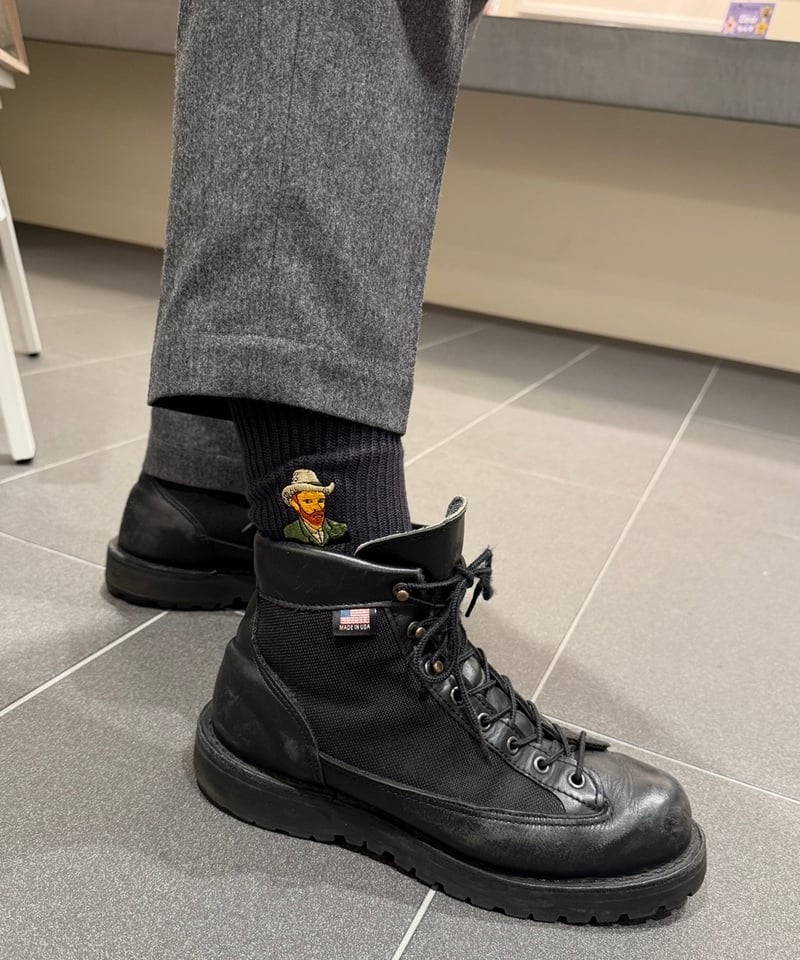 刺繍ソックス｜牛乳を注ぐ女とゴッホの自画像／左右異柄 | TAICHI