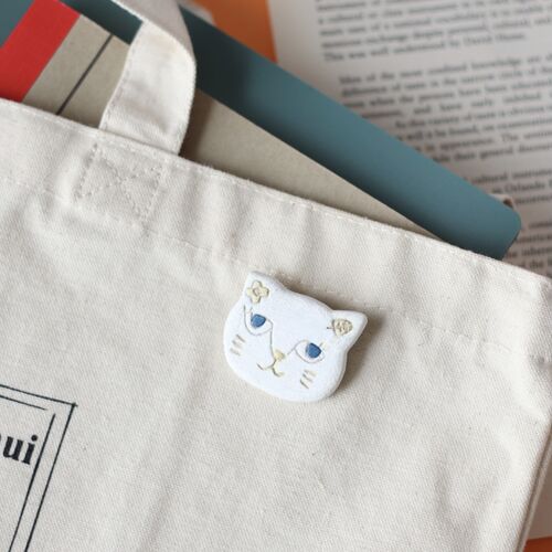 にゃあ　ブルーアイ猫　ネコ　ブルーダイヤ　ブローチ兼ペンダント にゃあ ブルーアイ猫 ネコ ブルーダイヤ ブローチ兼ペンダント