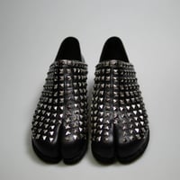 Akutotabi, Pyramid-Shaped Rivets, Black