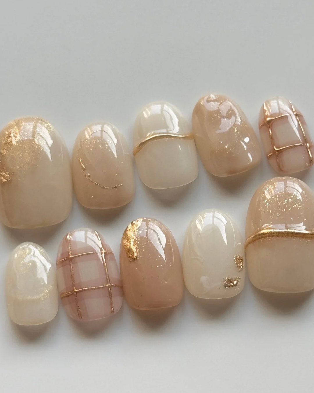 ホワイトベージュのチェック柄ニュアンスネイルチップ | tito nail tip