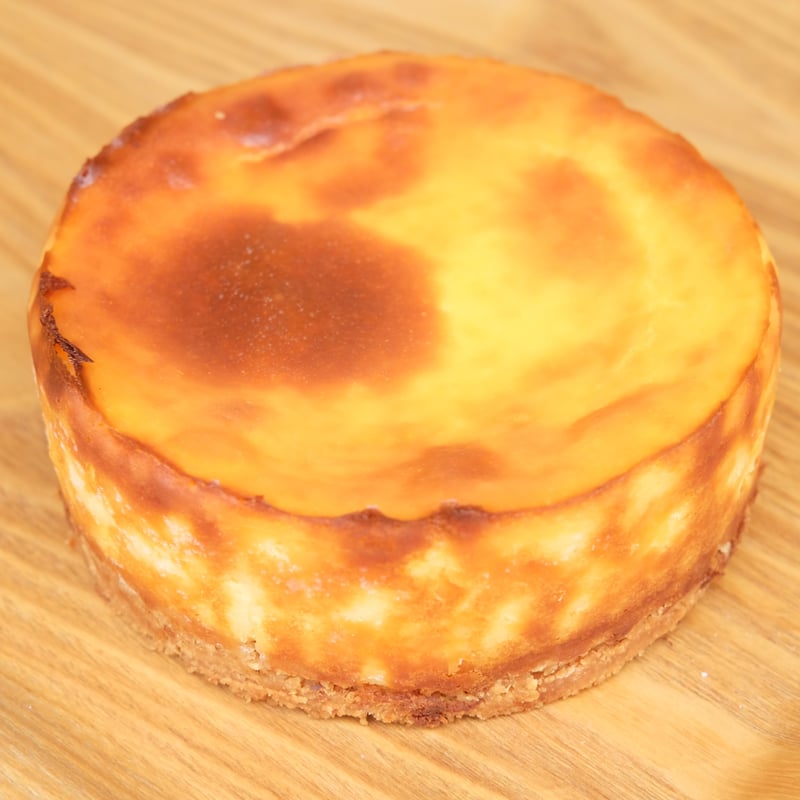 配送〕ベイクドチーズケーキホール4号【直径約12㎝】 | ANNU