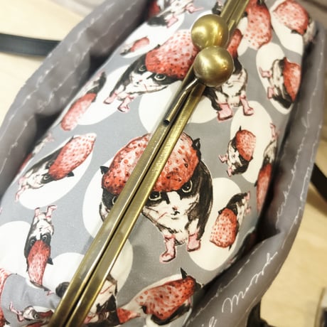 （再販）【オーダーメイドで承ります】あおりがま口バッグ（XL）俵型*とちおとめ（灰色・水色）