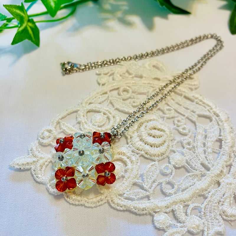 ビーズ刺繍ネックレス　野の花ネックレススワロフスキークリスタル　フラワーモチーフ スワロフスキーの9個のお花（ネックレス）A106 | miamiao