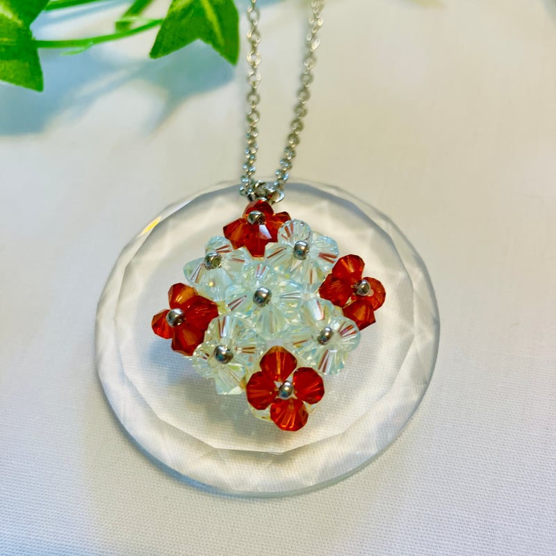ビーズ刺繍ネックレス　野の花ネックレススワロフスキークリスタル　フラワーモチーフ スワロフスキーの9個のお花（ネックレス）A106 | miamiao