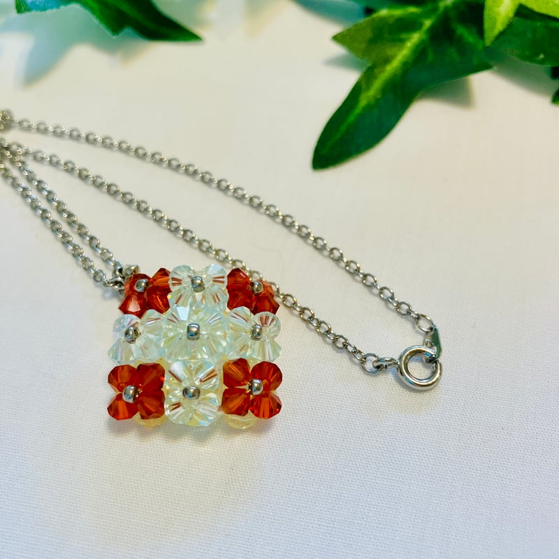 スワロフスキーの9個のお花（ネックレス）A106 | miamiao