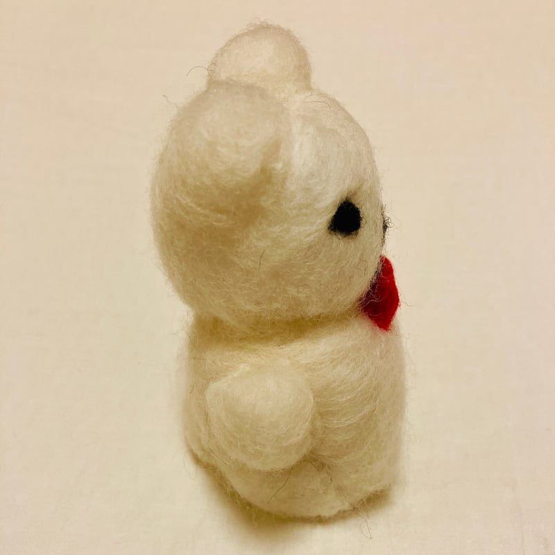 羊毛フェルト クマのキャラクター 羊毛ニードルフェルト ふたつとないオリジナルデザインの