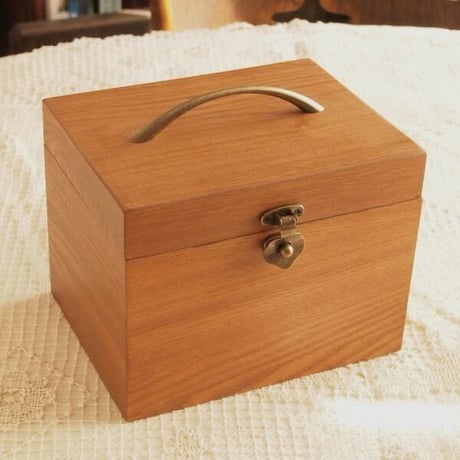 クリーム色の救急箱 昭和レトロ調 vintage金属医薬箱 クリーム色の救急箱 昭和レトロ調 vintage金属医薬箱 クリーム色