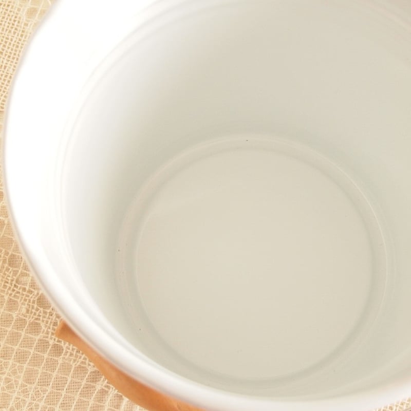 ホーローホワイトバケツ フタ付き 野田琺瑯 限定生産・ホーローのフタ付きバケツ - おしゃれなインテリア