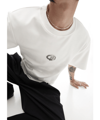 サークルグラフィック メタルブローチ付 クルーネック 半袖Tシャツ / 2color