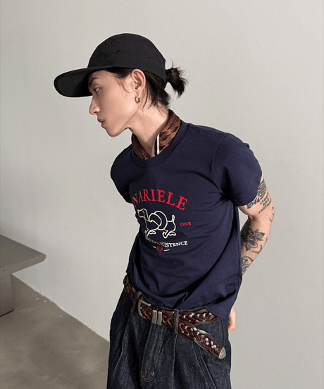 ドッグイラストグラフィックタイトTシャツ / 2color