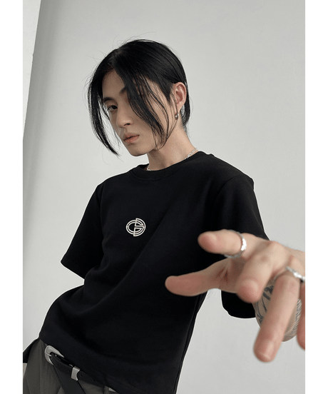 サークルグラフィック メタルブローチ付 クルーネック 半袖Tシャツ / 2color