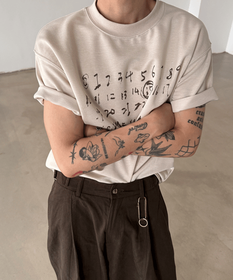 カレンダーグラフィック ルーズTシャツ / 2color