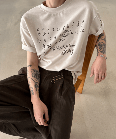 カレンダーグラフィック ルーズTシャツ / 2color