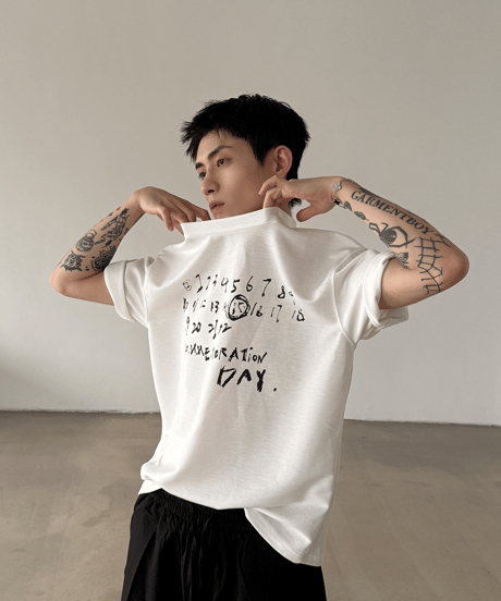 カレンダーグラフィック ルーズTシャツ / 2color