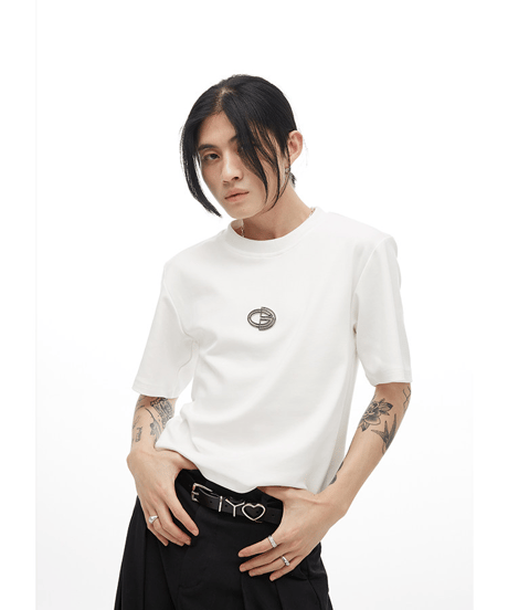 サークルグラフィック メタルブローチ付 クルーネック 半袖Tシャツ / 2color