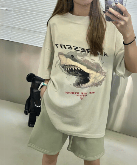 SHARK ATTACK グラフィックTシャツ / 2color