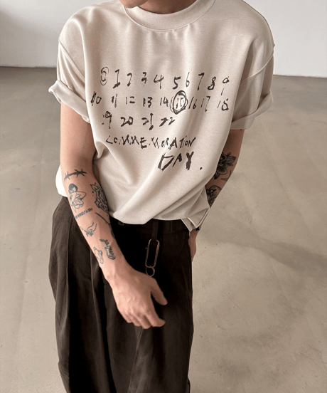 カレンダーグラフィック ルーズTシャツ / 2color