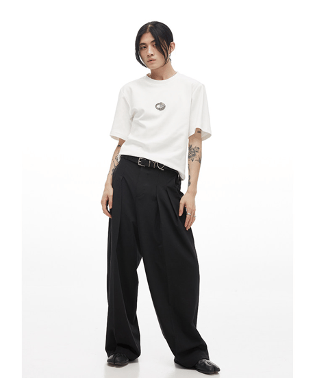 サークルグラフィック メタルブローチ付 クルーネック 半袖Tシャツ / 2color