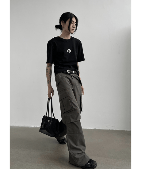 サークルグラフィック メタルブローチ付 クルーネック 半袖Tシャツ / 2color